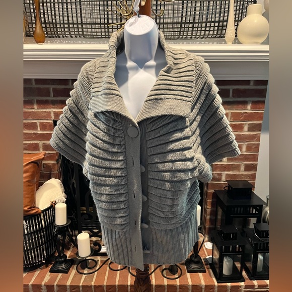 🔥Slonl Five Button Down Gray Sweater! Size:M but can stretch to a XL. Gorgeous - Picture 1 of 9